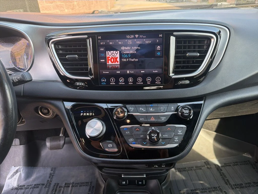 Used 2019 Gray Chrysler Touring L image 18