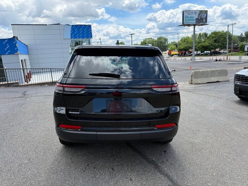 Used 2024 Black Jeep Altitude image 7