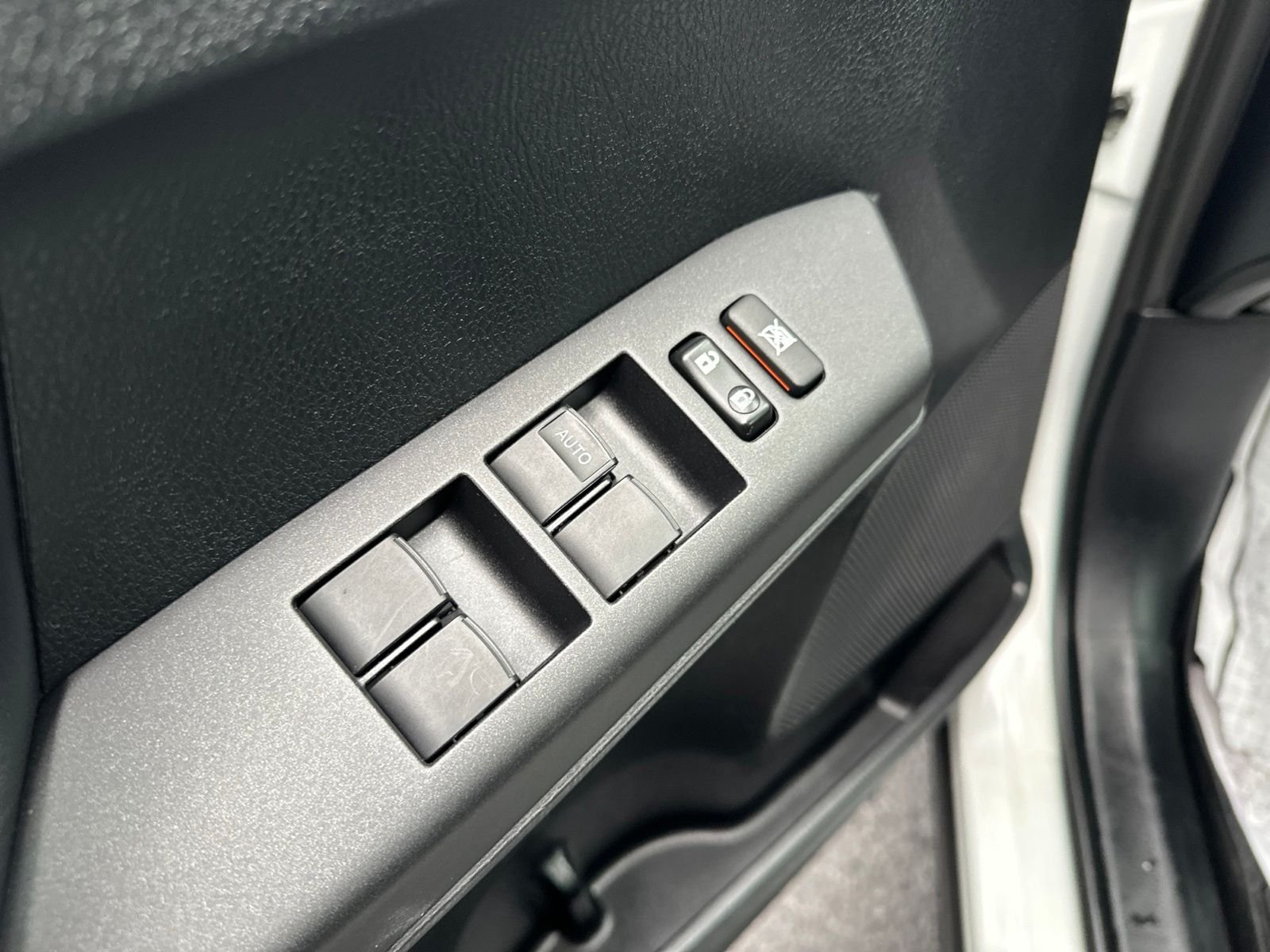 Used 2016 White Toyota XLE image 18
