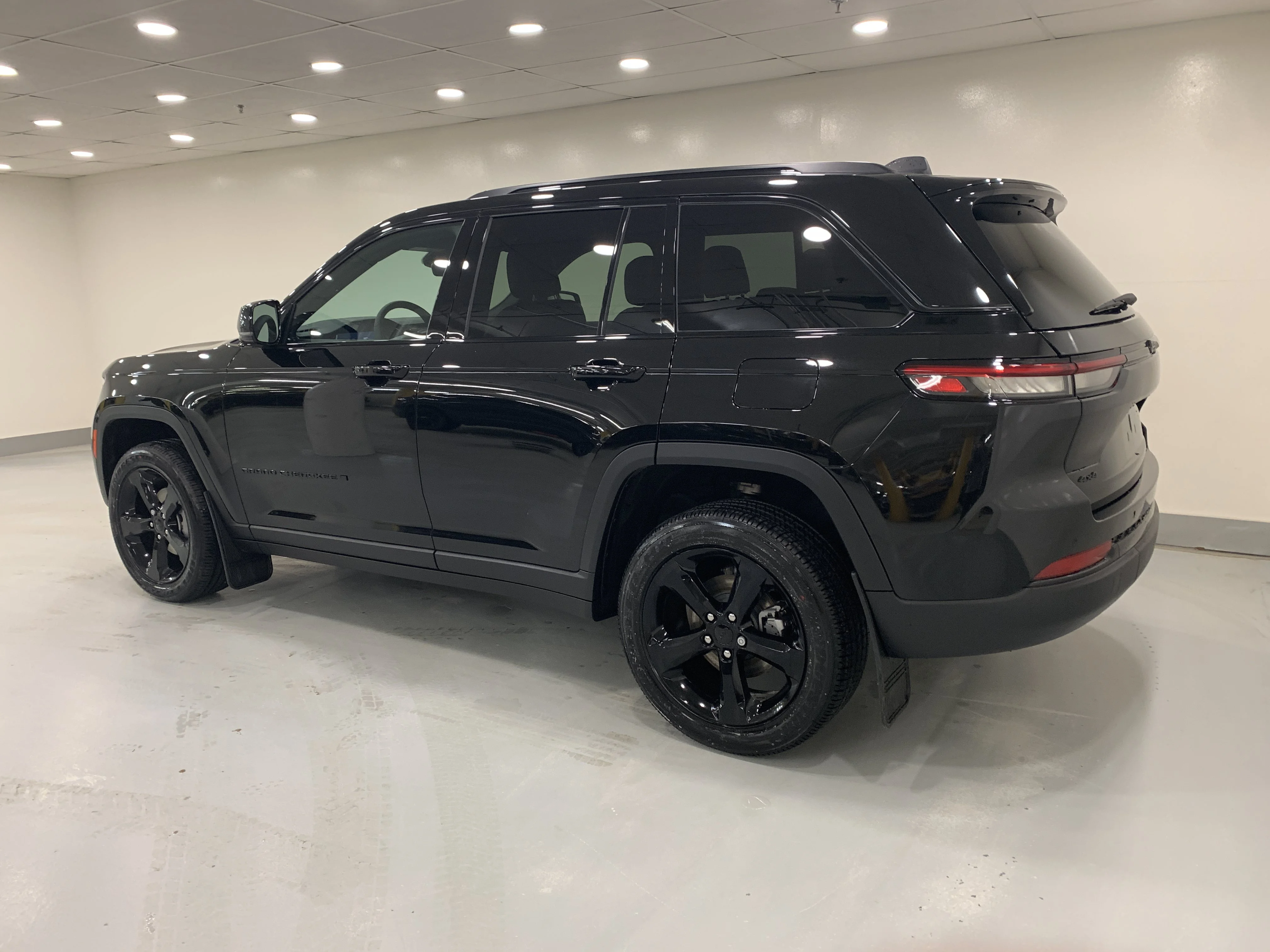 New 2025 Diamond Black Crystal Pearl Jeep Altitude image 3