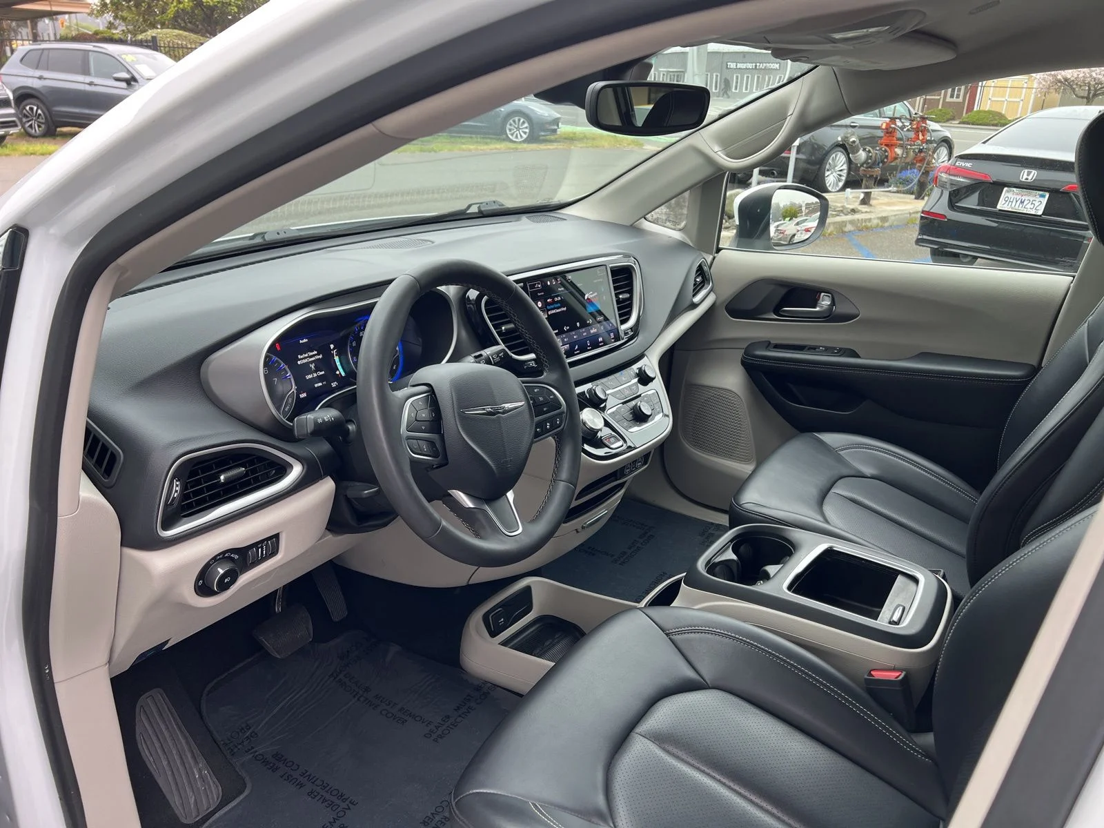 Used 2023 White Chrysler Touring L image 9