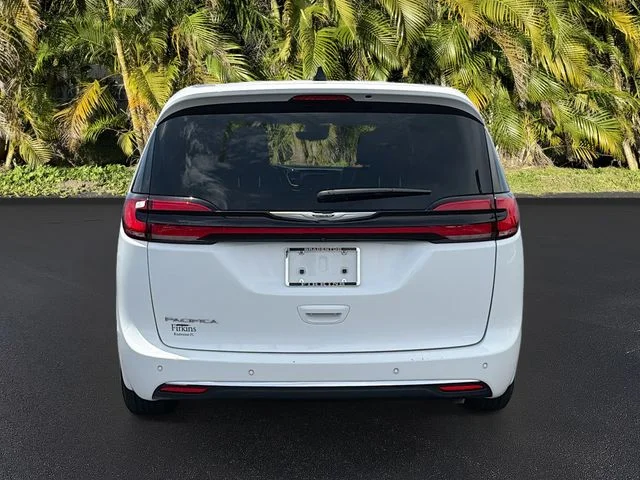 Used 2025 White Chrysler Select image 6