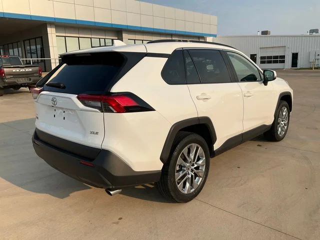 Used 2019 White Toyota XLE Premium image 33