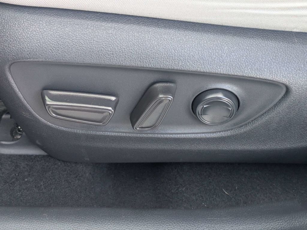 Used 2020 White Toyota XLE image 20
