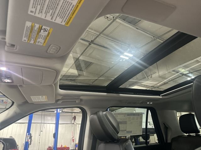 New 2027 Star White Metallic Tri-Coat Ford Platinum image 20