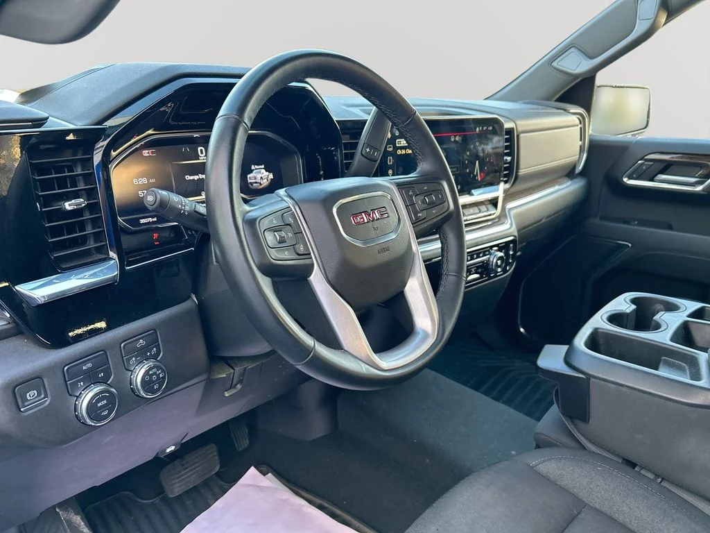 Used 2024 White GMC Elevation image 16