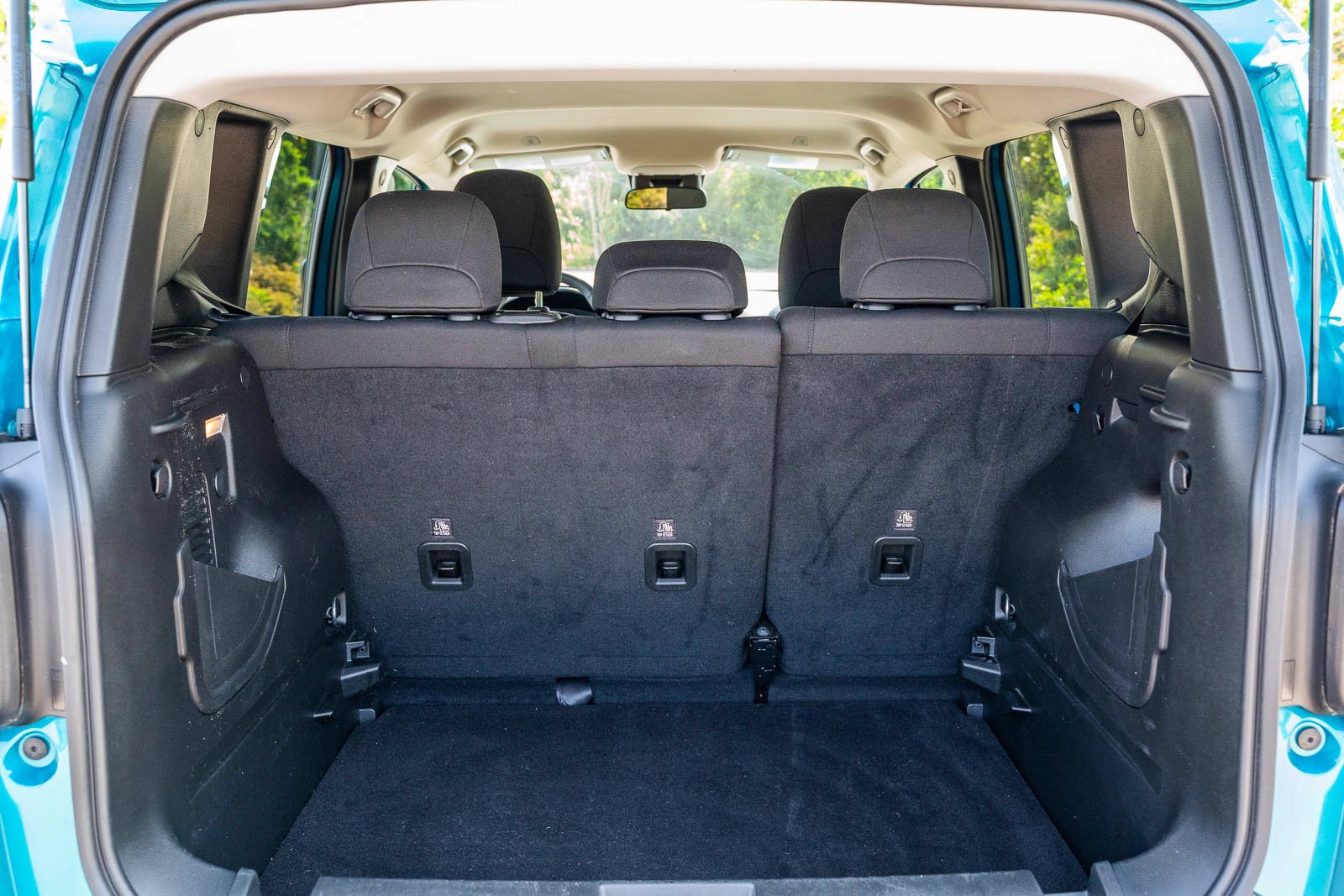 Used 2022 Teal Jeep Latitude image 14