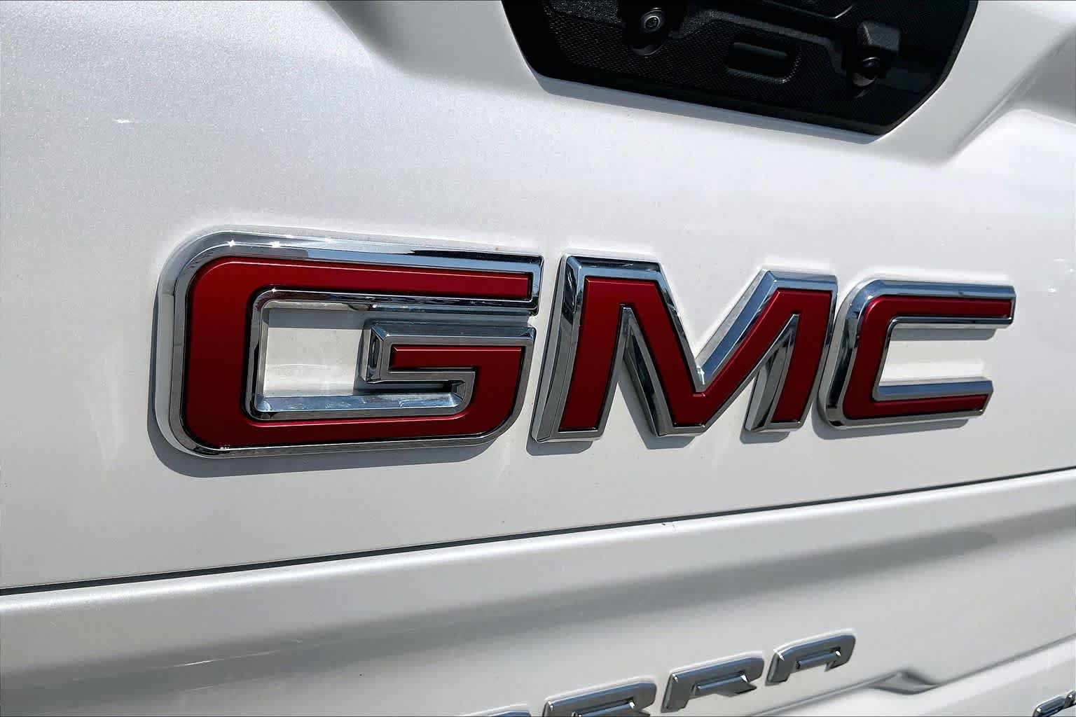 Used 2024 White Frost Tricoat GMC SLT image 30