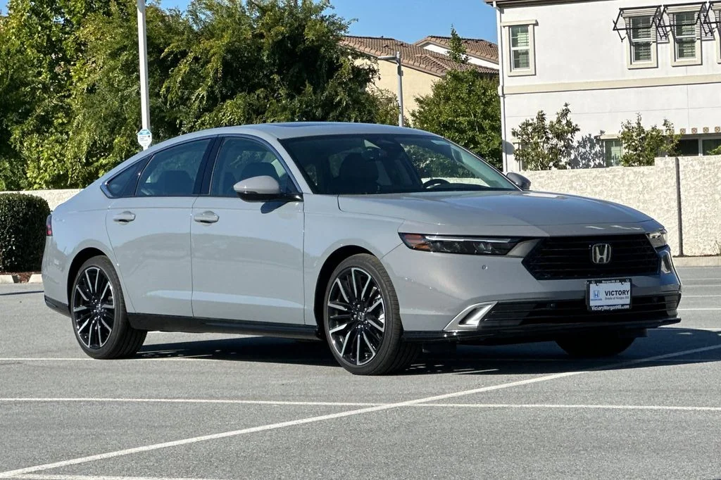 New 2026 Urban Gray Pearl Honda Touring image 2