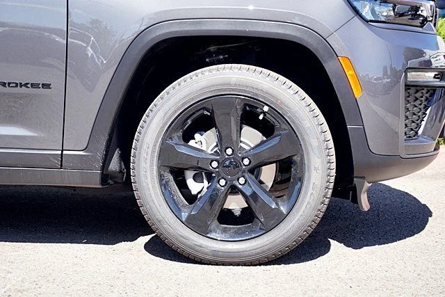New 2026 Baltic Gray Metallic Clear-Coat Exterior Paint Jeep Limited image 8