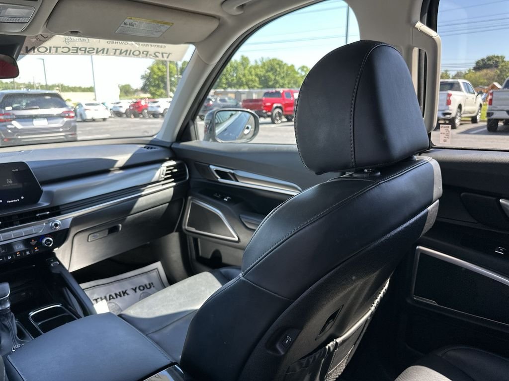 Used 2024 Black Kia S image 11