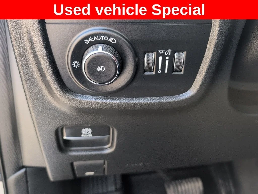 Used 2022 Silver Jeep Overland image 12