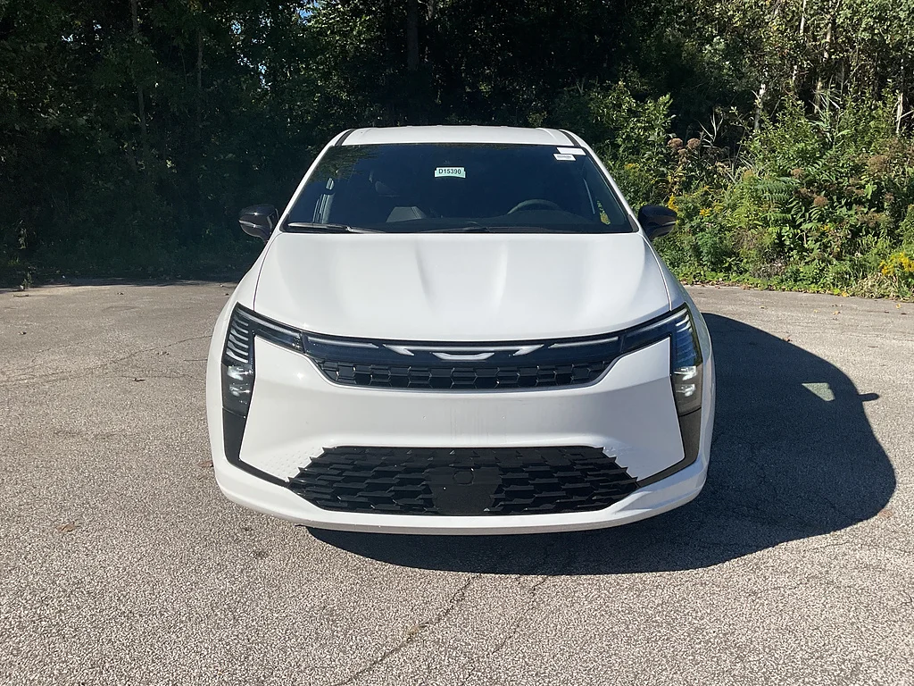 New 2027 Bright White Clear-Coat Paint Chrysler Select image 2