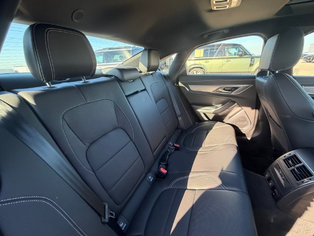 Used 2024 Black Jaguar R-Dynamic SE image 17