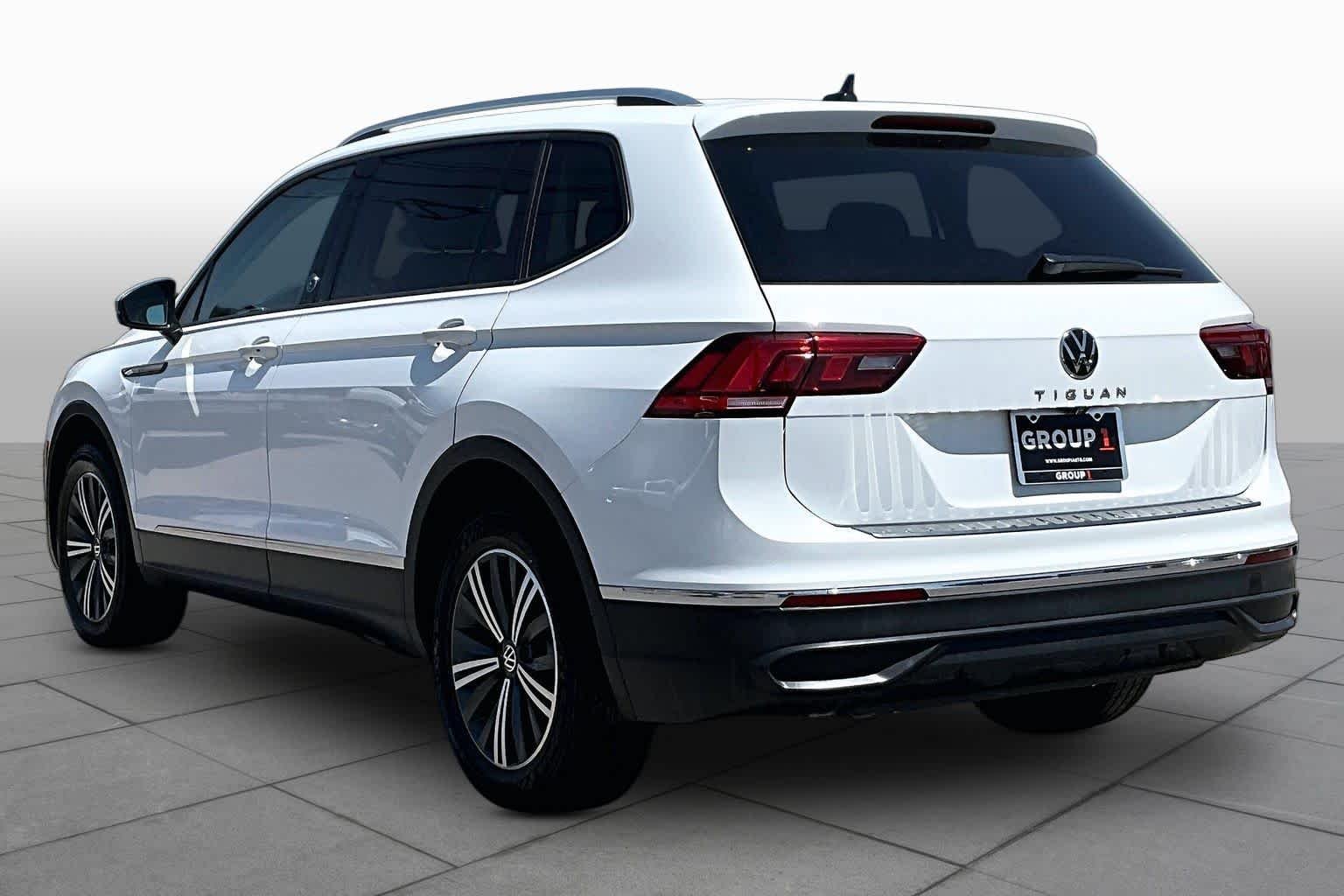 Used 2024 Pure White Volkswagen SE image 11