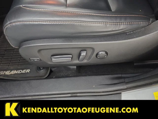 Used 2019 Silver Toyota XLE image 25