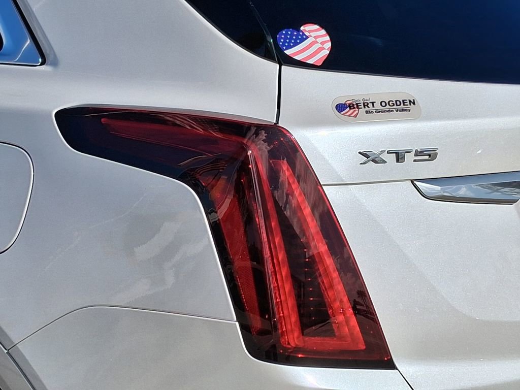 Used 2022 Crystal White Tricoat Cadillac Luxury image 8