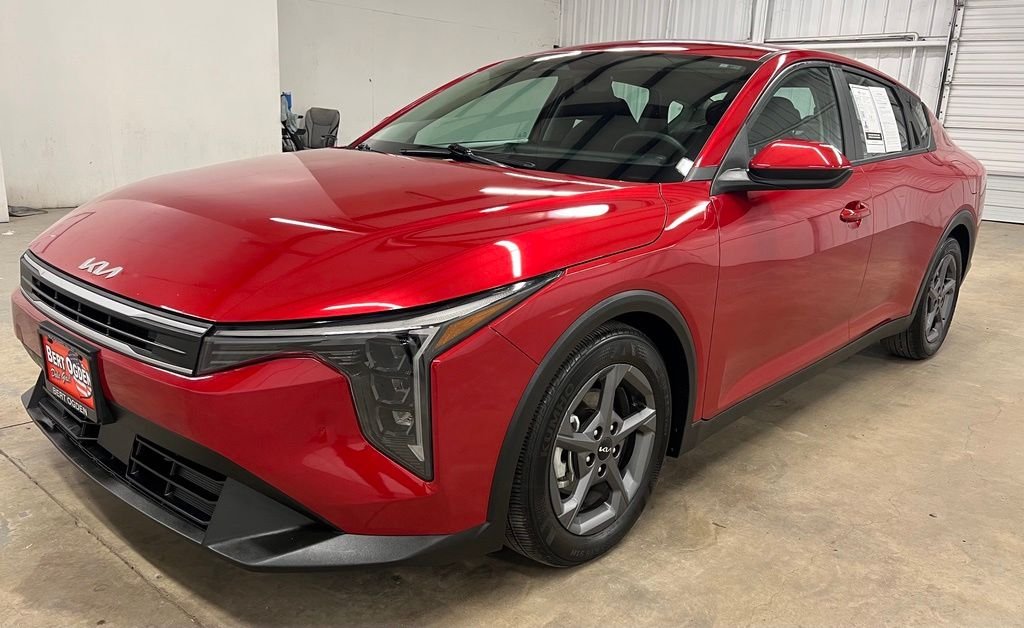 Used 2025 Red Kia LXS image 3