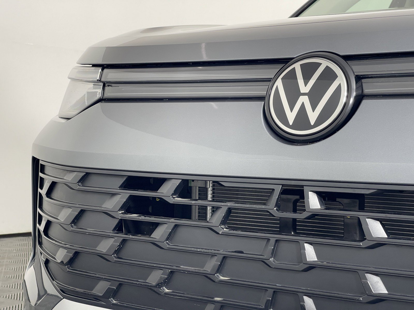 2025 Volkswagen Tiguan SE - Photo 9