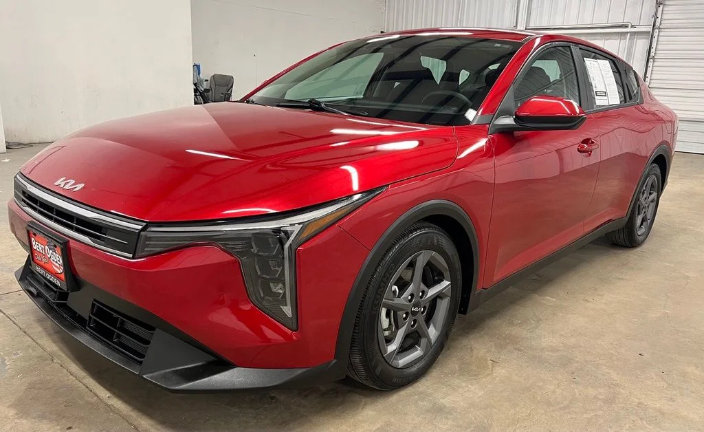 Used 2025 Red Kia LXS image 3