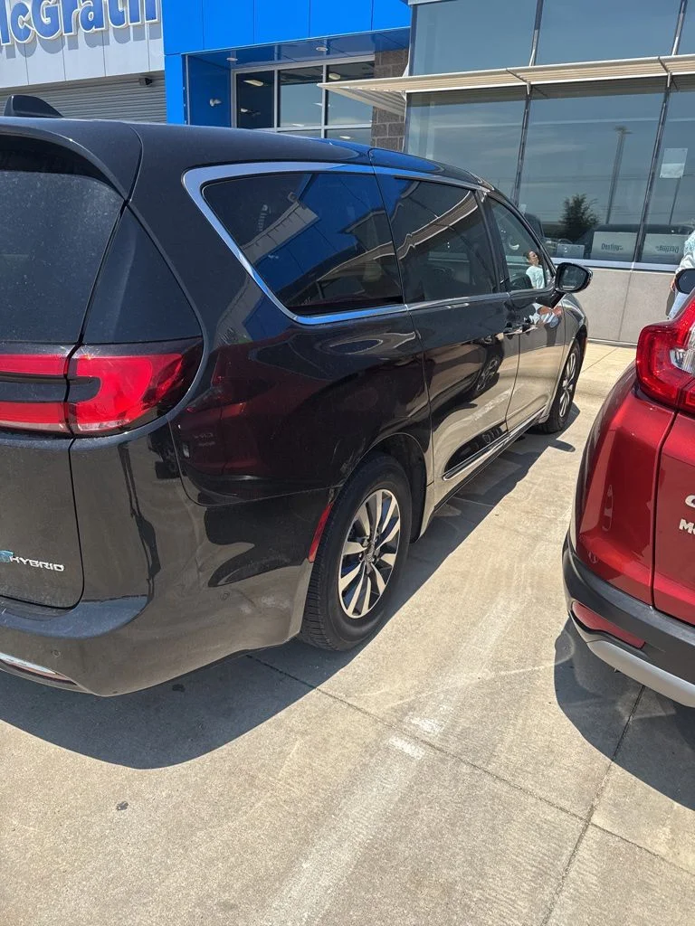 Used 2022 Black Chrysler Limited image 5