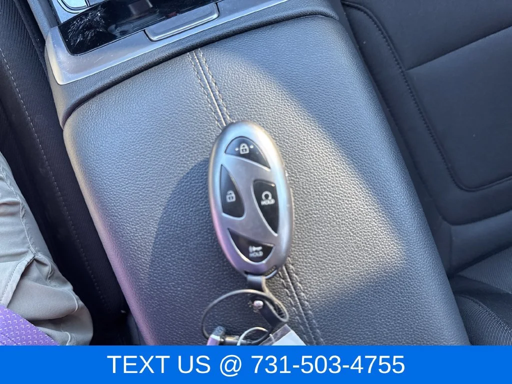 Used 2025 White Hyundai SEL image 30
