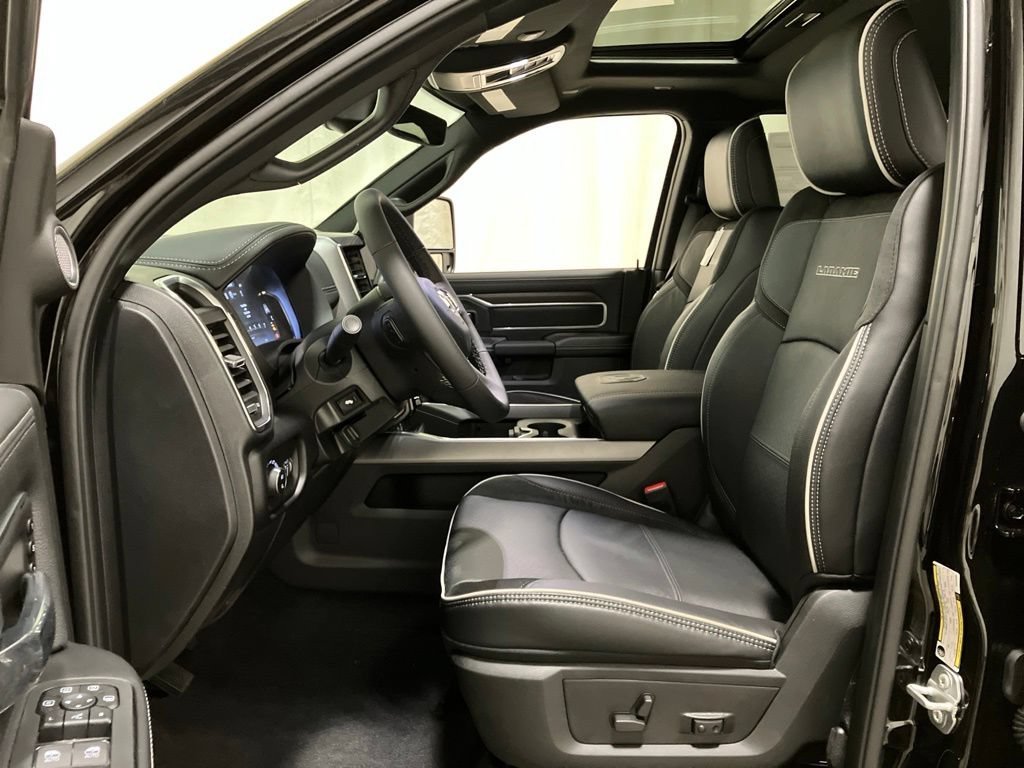 New 2026 Diamond Black Crystal Pearl-Coat Exterior Paint RAM Laramie image 15