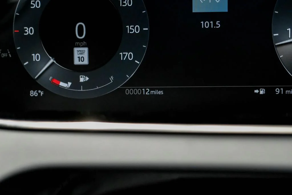 New 2026 Ostuni Pearl Wht Prem Met Land Rover Hoxton Edition image 18