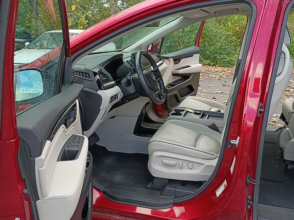 2025 Honda Odyssey Touring, photo 11 of 12