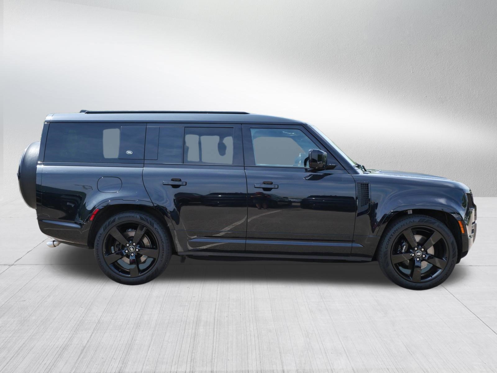 Used 2024 Santorini Black Metallic Land Rover V8 image 6