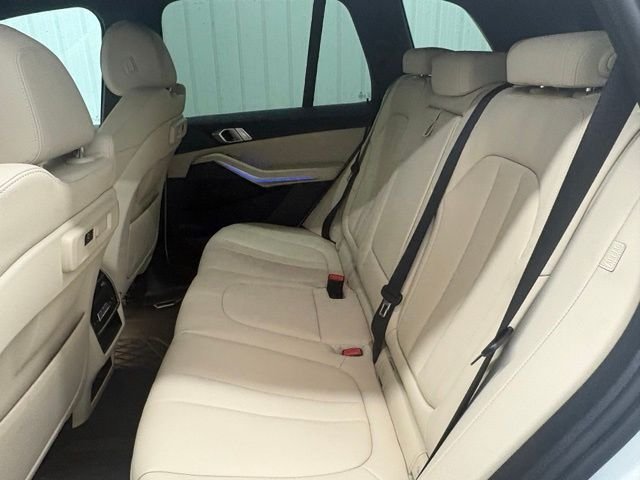 Used 2022 White BMW xDrive40i image 14