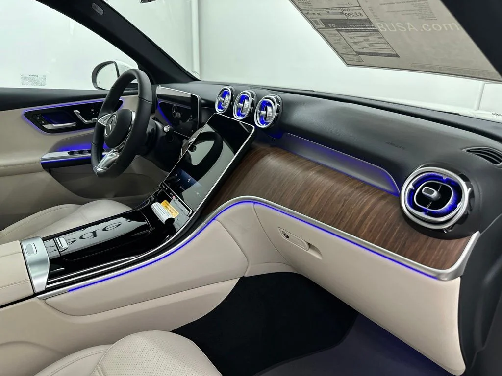 New 2027 White Mercedes-Benz GLC 300 image 25