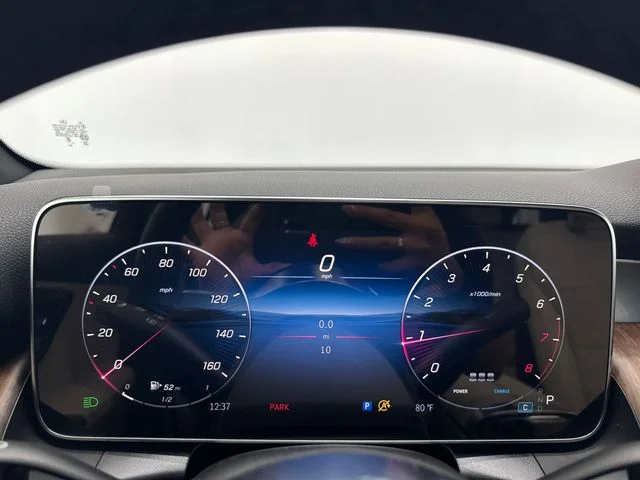 New 2027 White Mercedes-Benz GLC 300 image 2