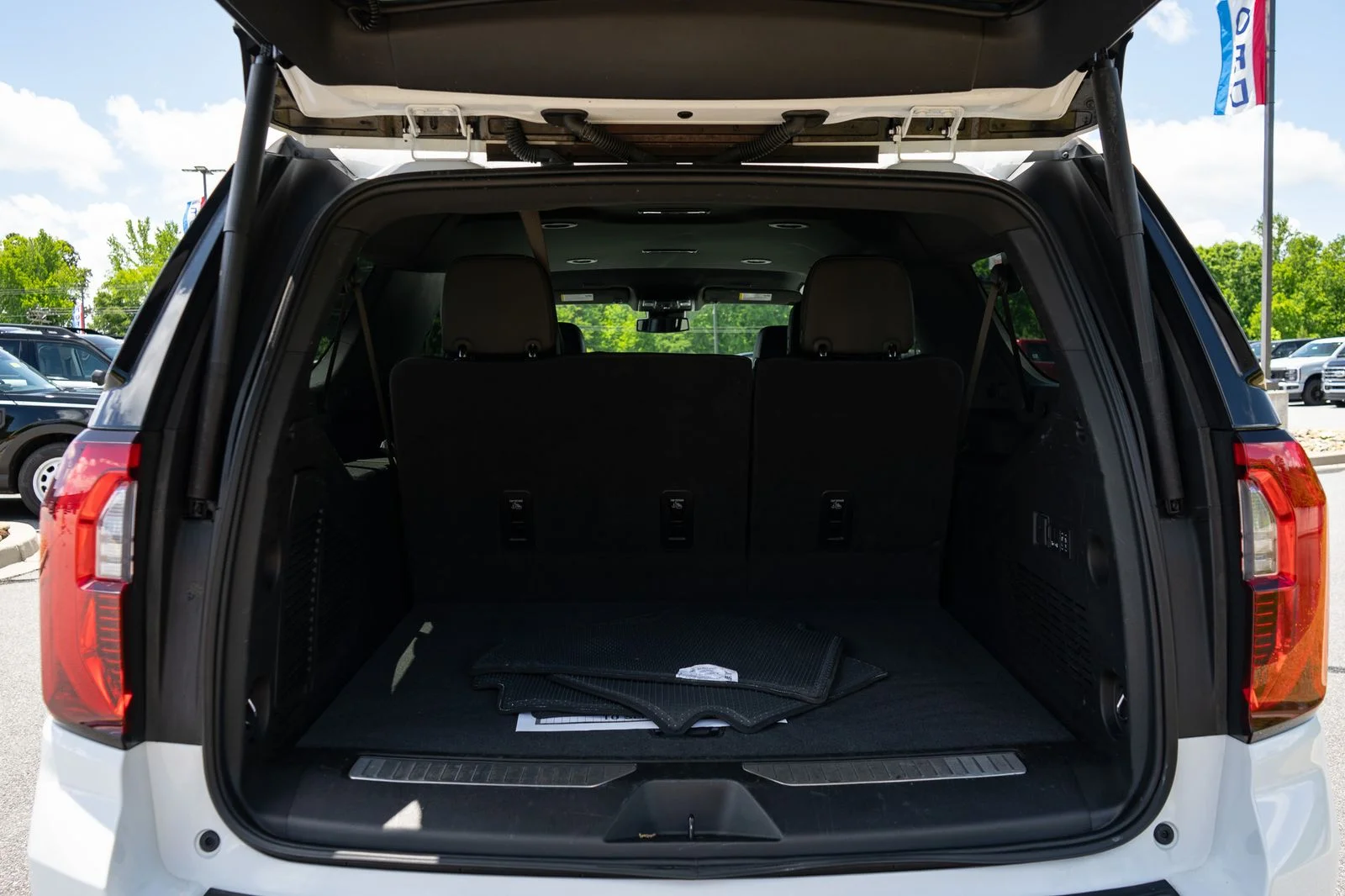 Used 2025 White GMC Denali image 9