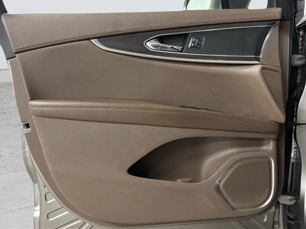 Used 2017 Gray Lincoln Reserve image 11