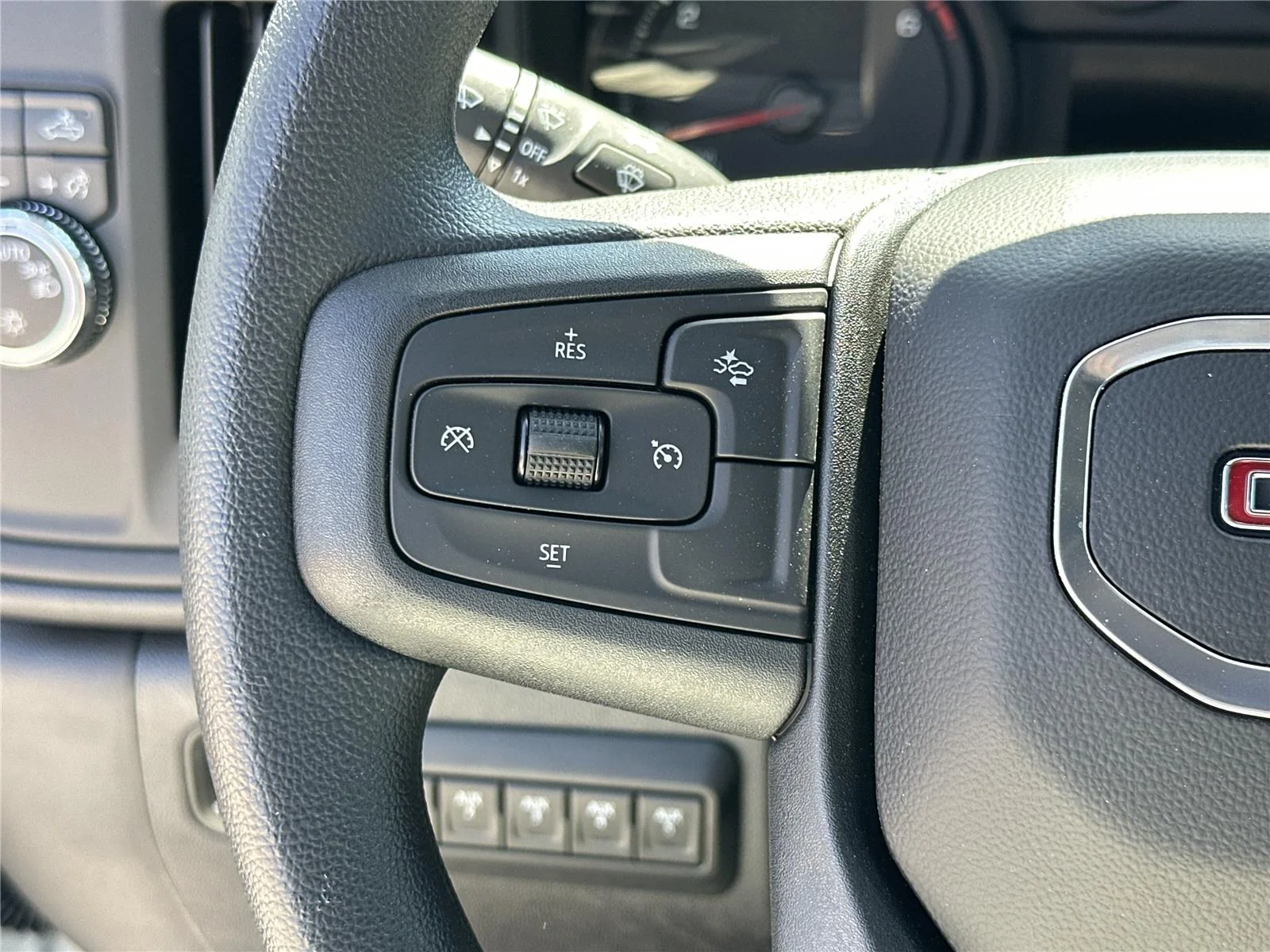 New 2025 Summit White GMC Pro image 23