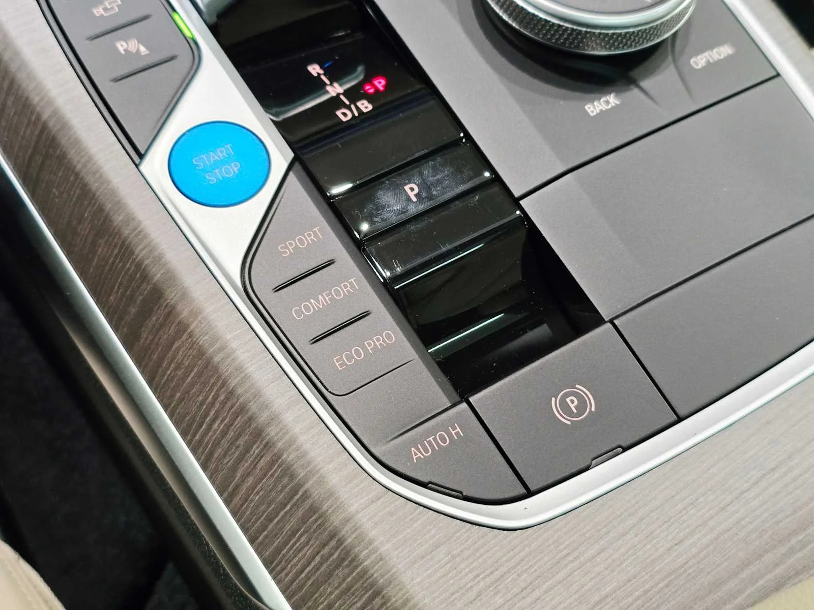 New 2026 Mineral White Metallic BMW xDrive40 image 17