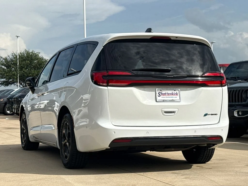 Used 2024 White Chrysler Select image 7