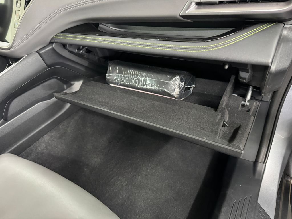 Used 2025 Silver Subaru Onyx Edition image 27