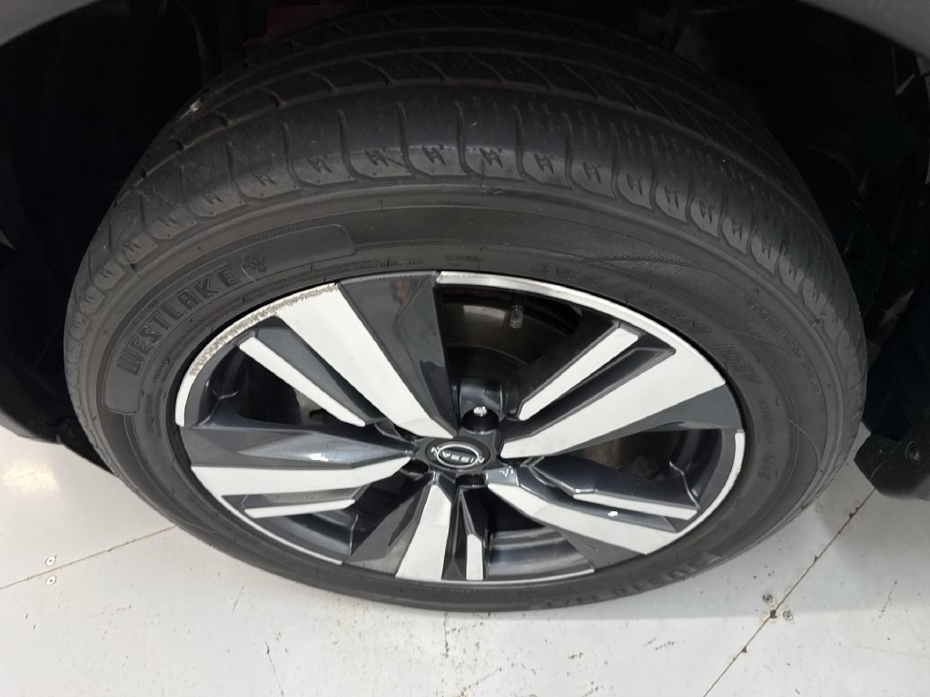 Used 2023 Scarlet Nissan SL image 33