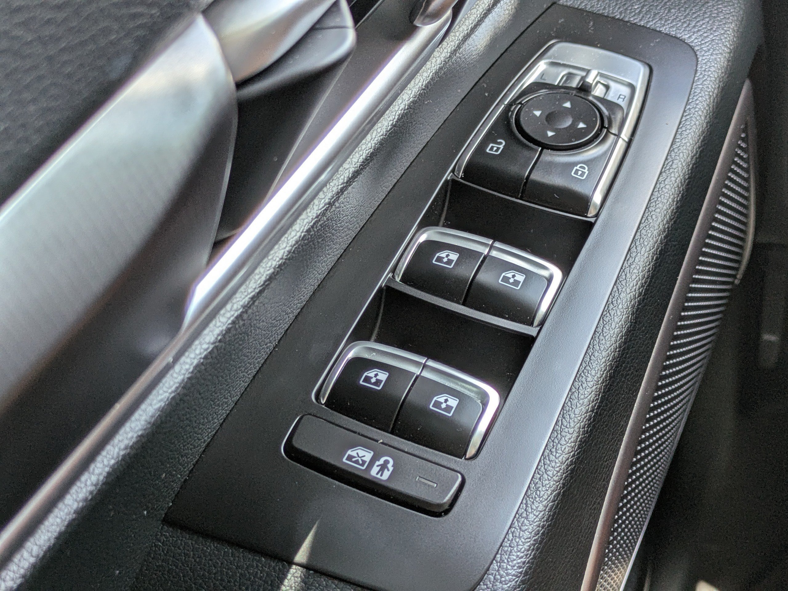 Used 2025 Glacial White Pearl Kia LX image 18