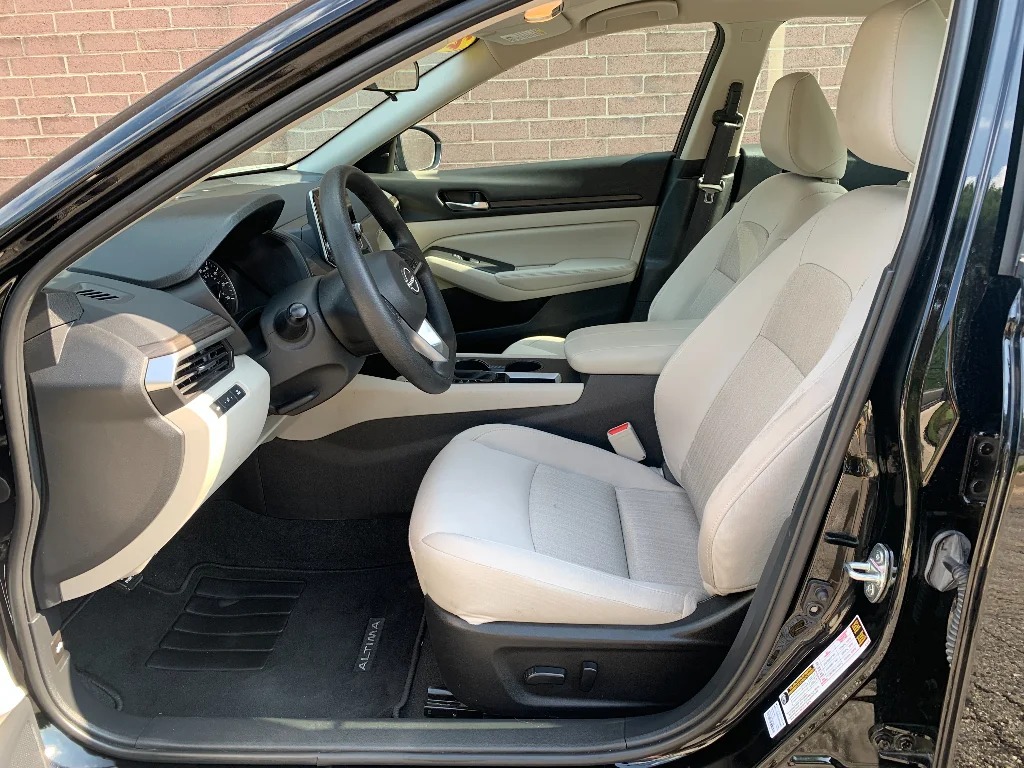 Used 2025 Super Black Nissan SV image 8