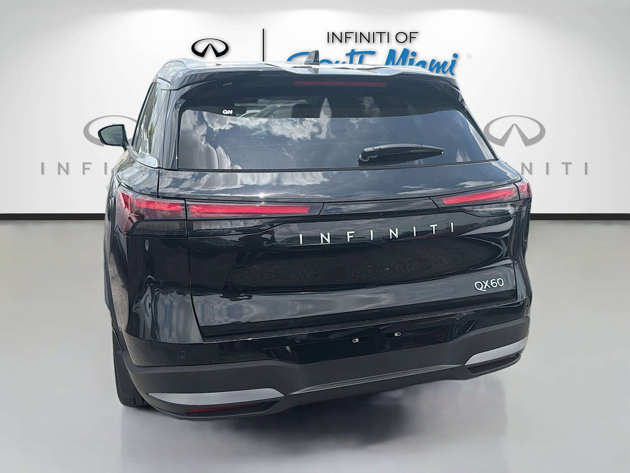 New 2027 MINERAL BLACK INFINITI Luxe FWD image 5
