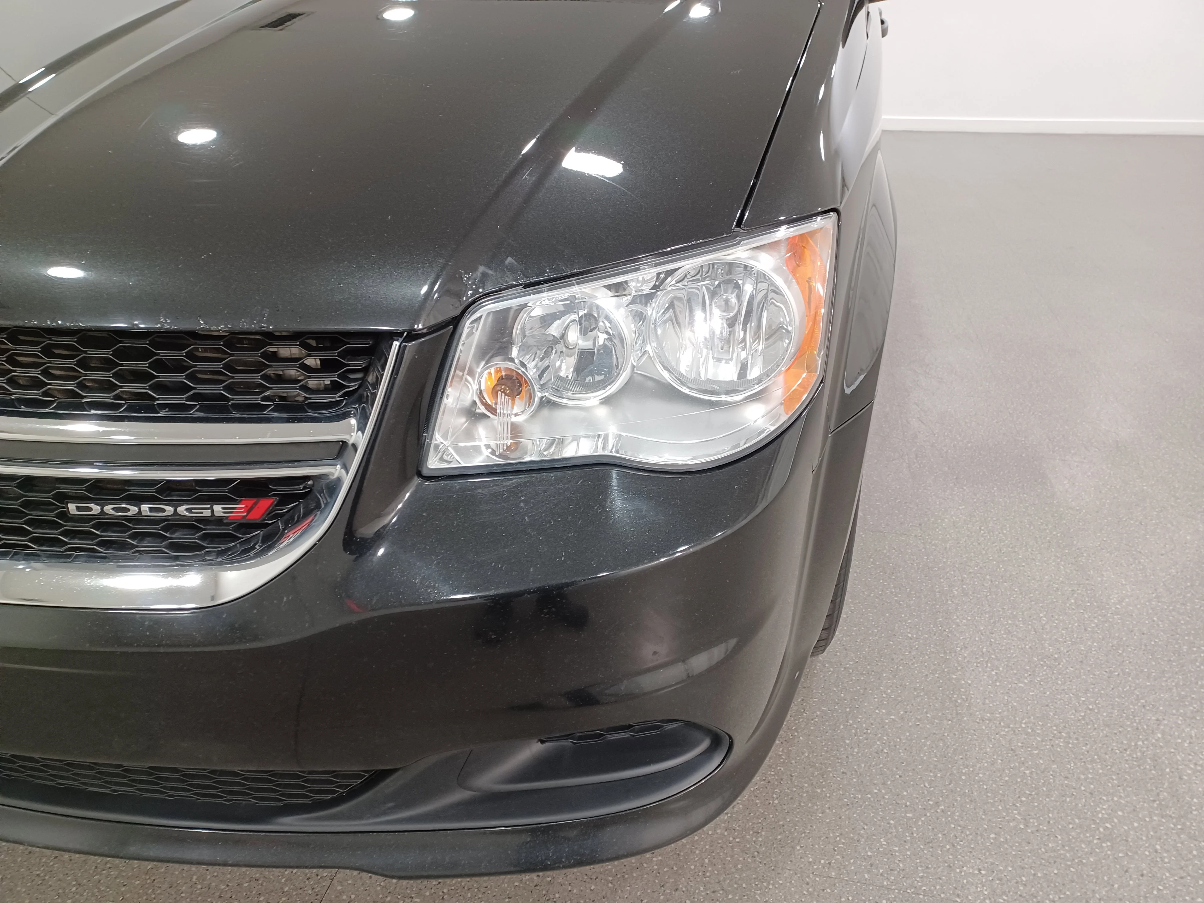 Certified Used 2017 Brilliant Black Crystal Pearl Dodge SE*3.6L V6 | Brilliant Black Crystal Pearl | 7 Pass | Stow 