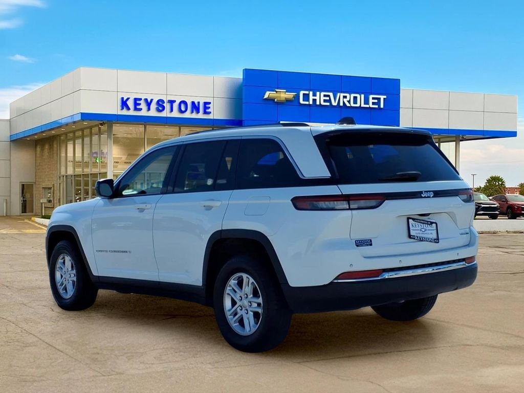 Used 2024 White Jeep Laredo image 5