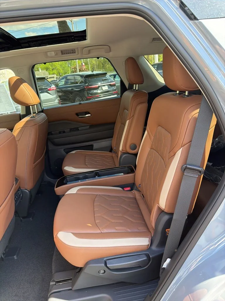 New 2026 Boulder Gray Pearl / Super Black Two-tone Nissan Platinum image 18