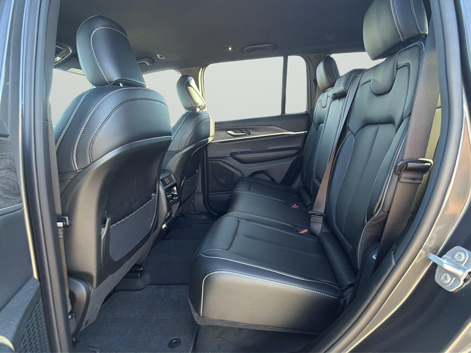 Used 2025  Jeep Limited image 21