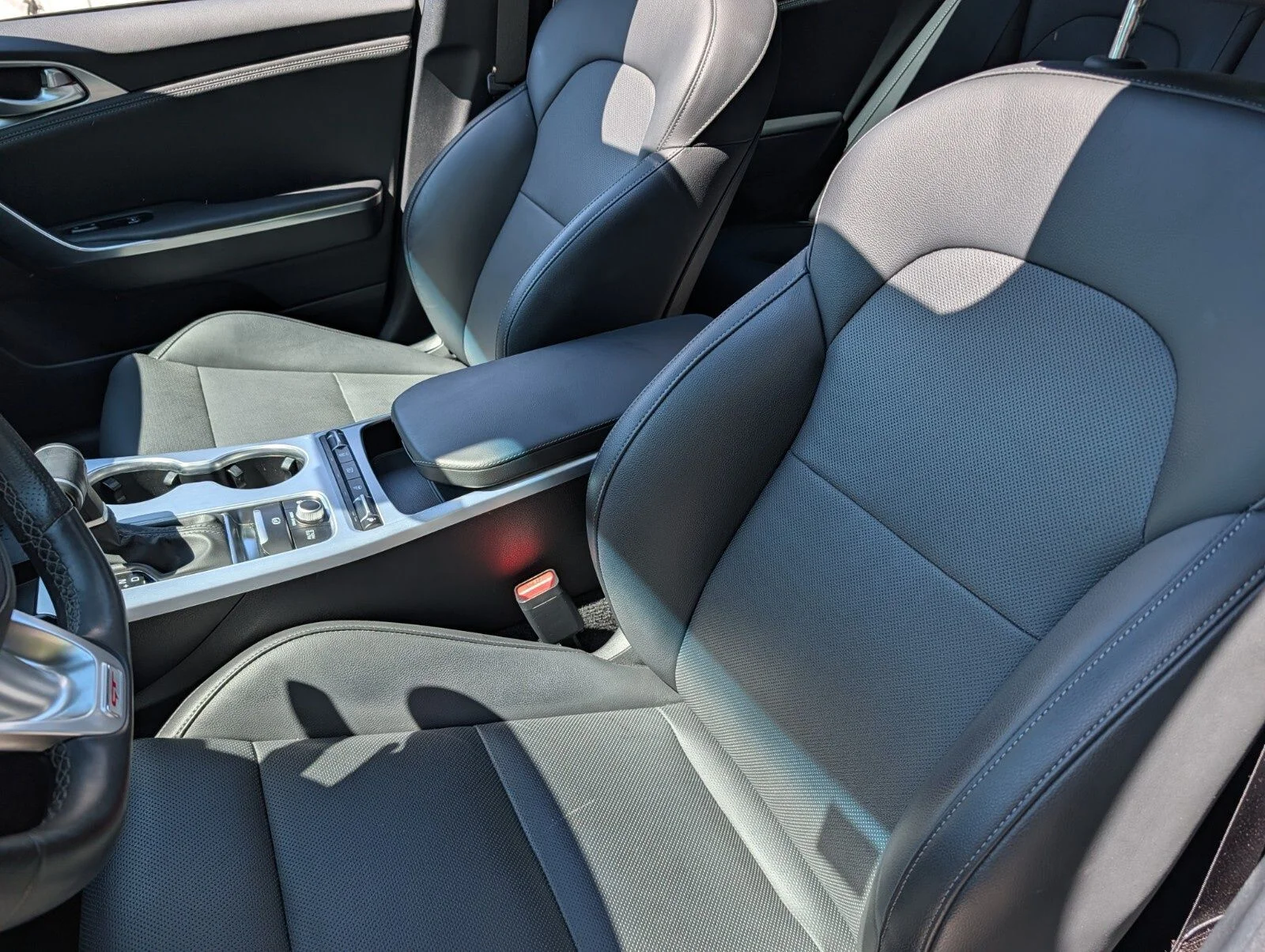 Used 2022 White Kia GT1 image 19