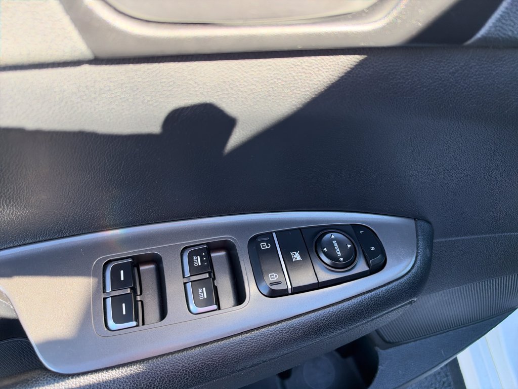 Used 2019 White Kia S image 11