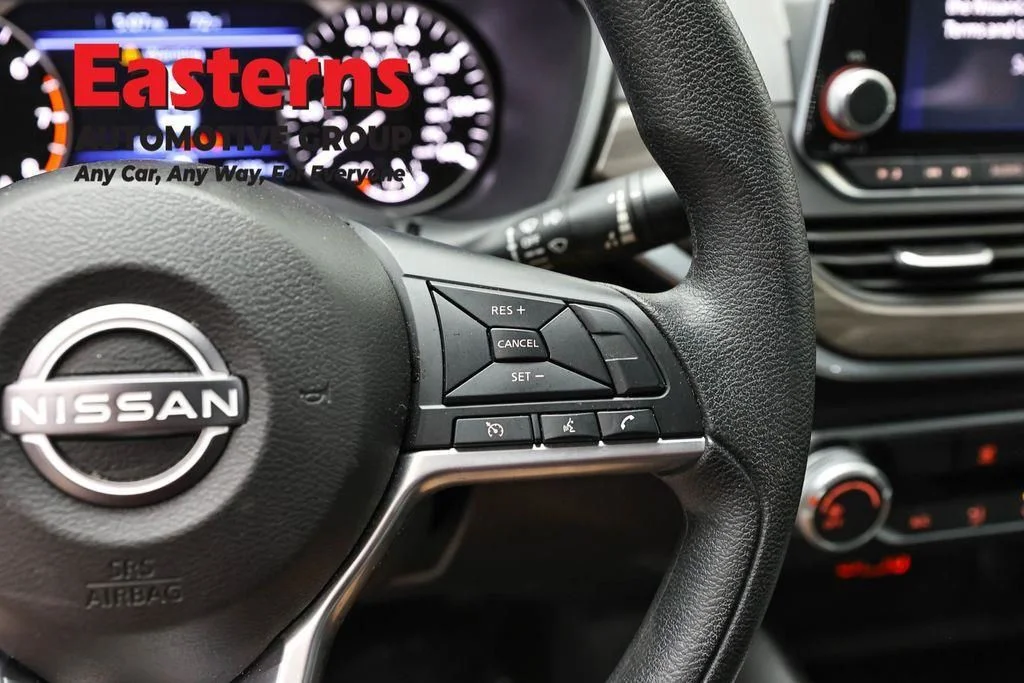 Used 2025 White Nissan 2.5 SV image 18